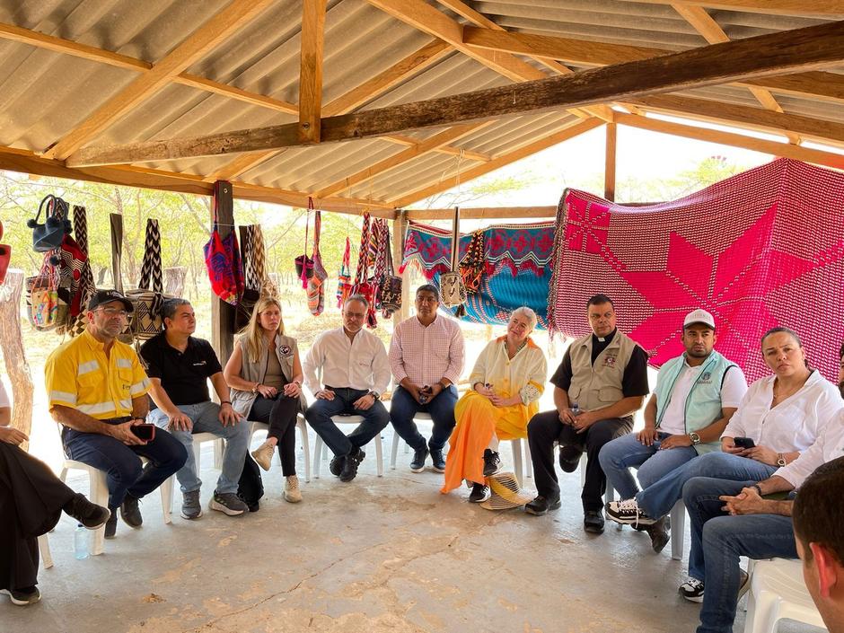 Veolia Aguas de la Guajira SAS ESP y Ministerio de Vivienda Ciudad y Territorio suscriben un compromiso para garantizar el acceso del agua potable de las comunidades indígenas en el norte de La Guajira.
